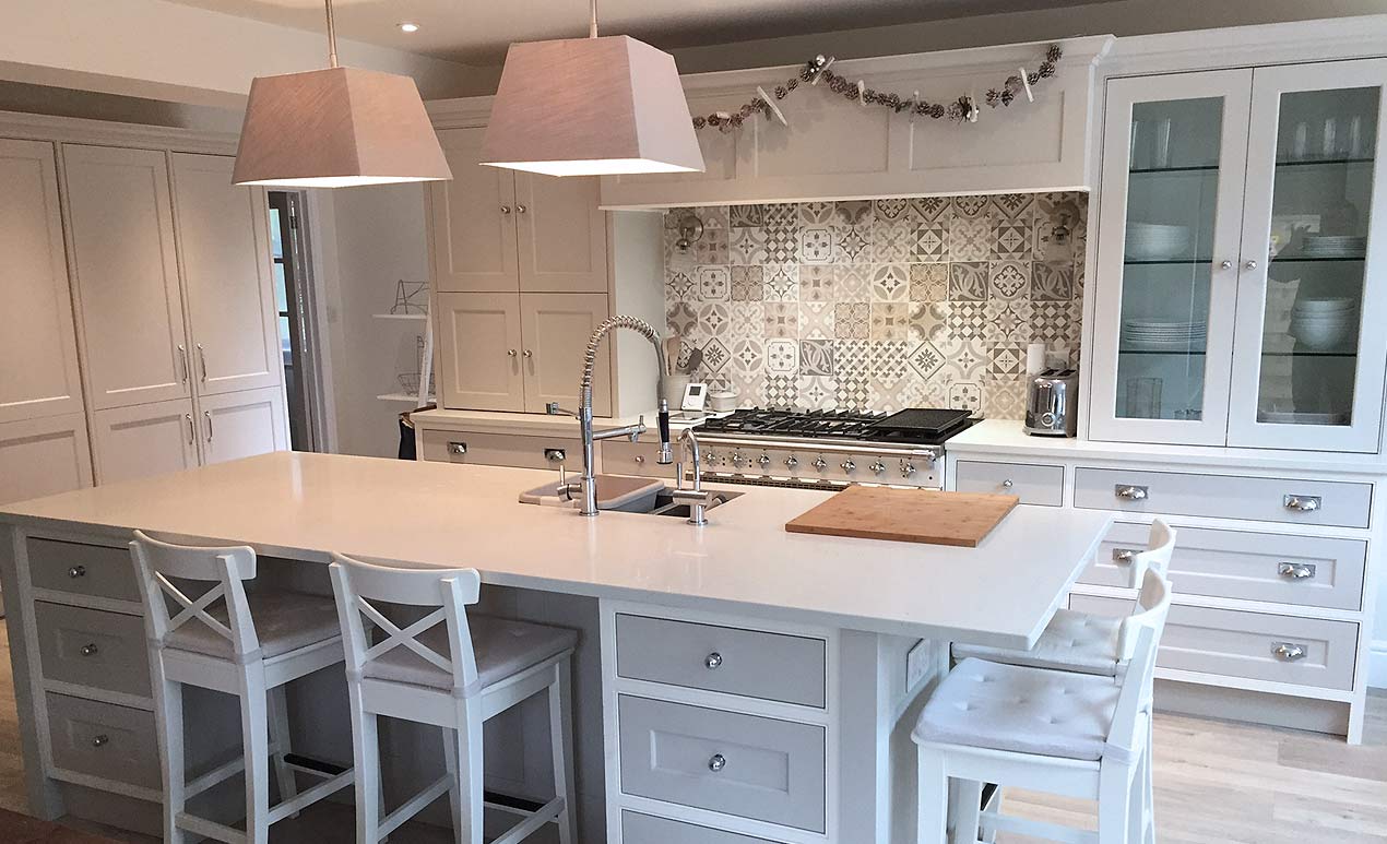 white_and_grey_luxury_kitchen.jpg